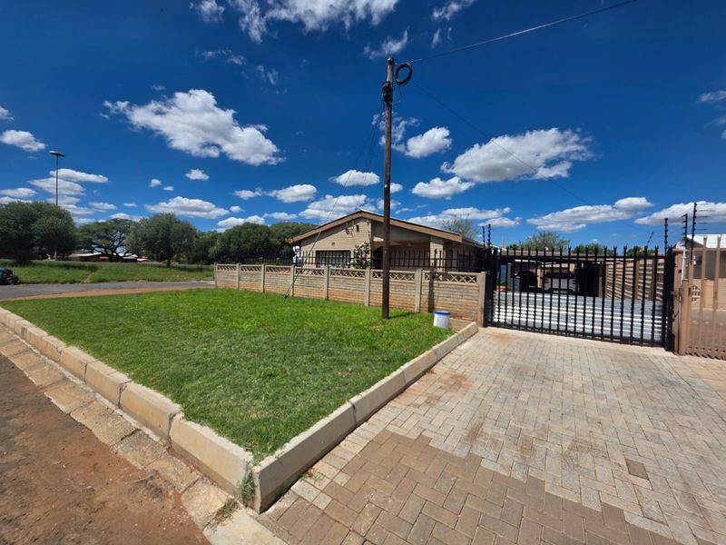 House For Sale in South Ridge - Photo 1