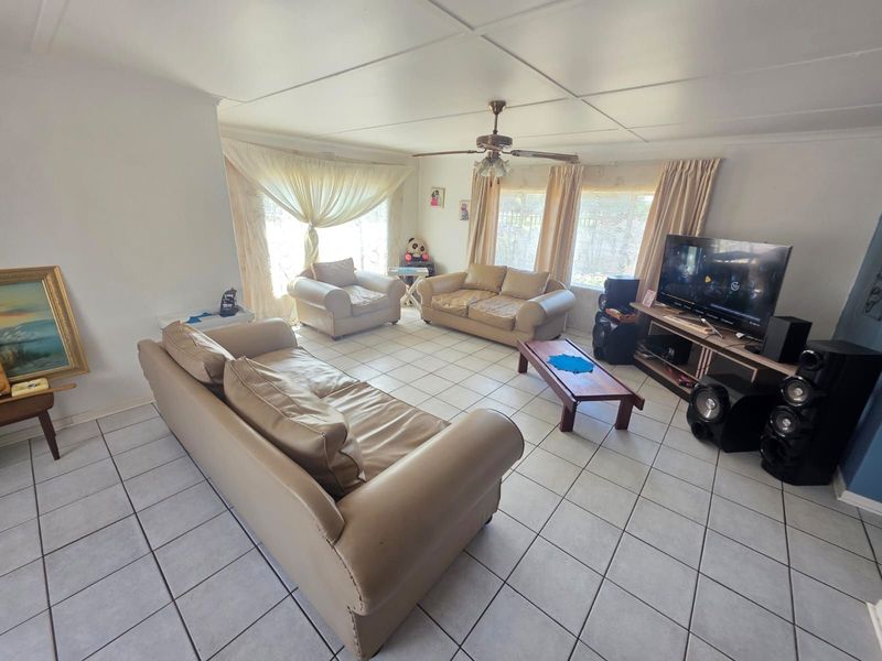 House For Sale in South Ridge - Photo 5