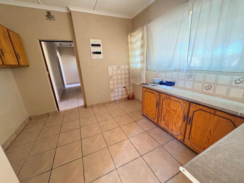 House For Sale in South Ridge - Photo 7