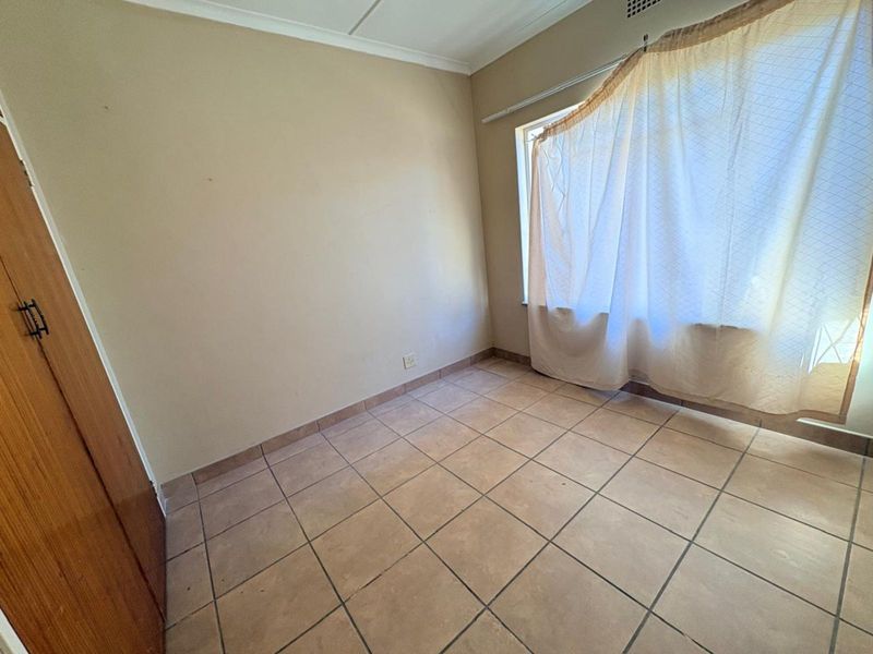 House For Sale in South Ridge - Photo 4