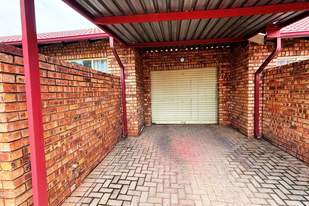 Townhouse For Sale in Highveld - Photo 5