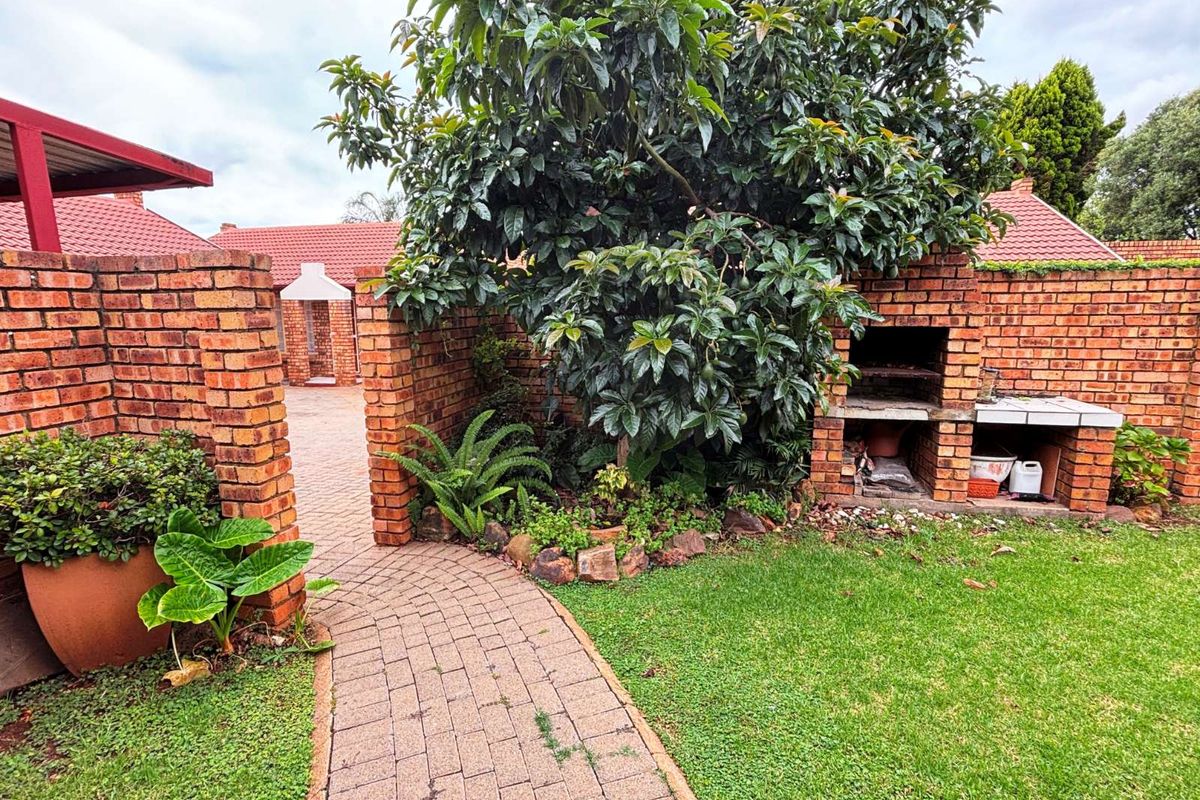 Townhouse For Sale in Highveld - Photo 3