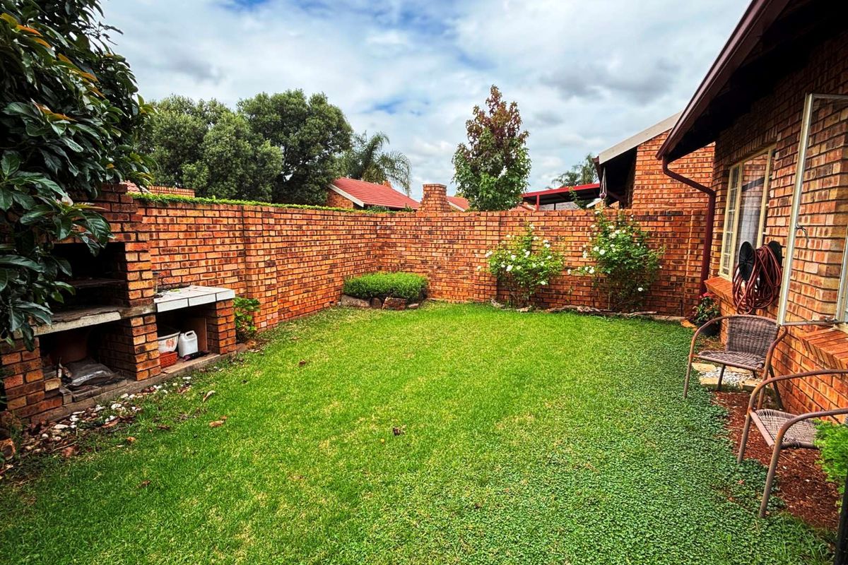 Townhouse For Sale in Highveld - Photo 2