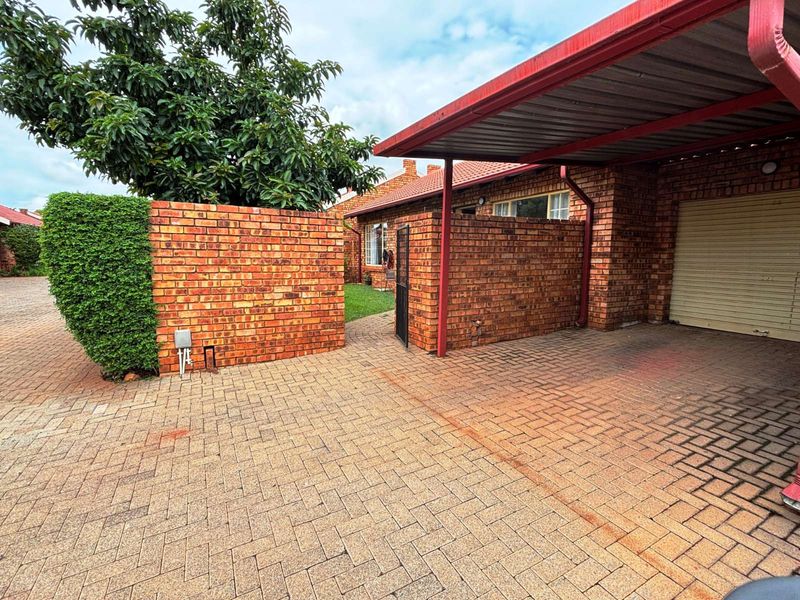 Townhouse For Sale in Highveld - Photo 4
