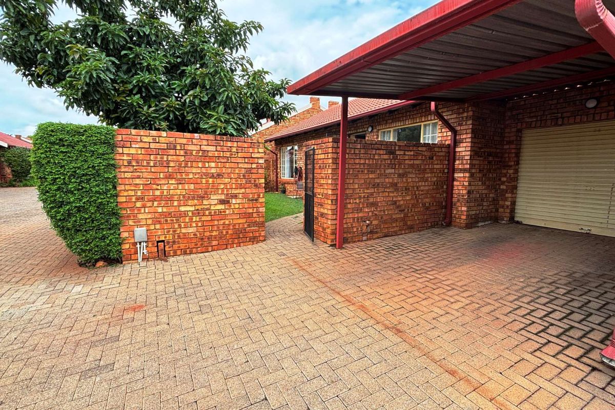 Townhouse For Sale in Highveld - Photo 4