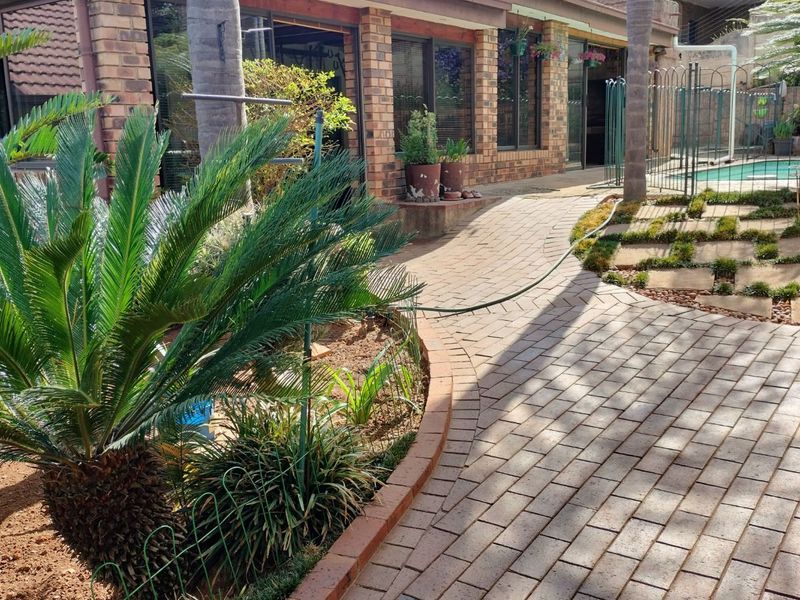 House For Sale in Helderkruin - Photo 2