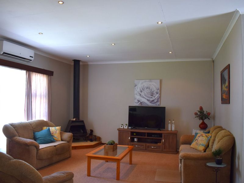 House For Sale in Villiersdorp Central - Photo 3