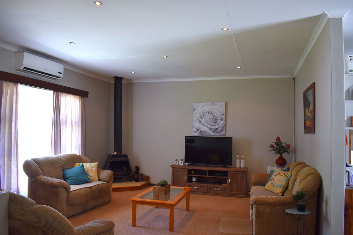 House For Sale in Villiersdorp Central - Photo 3