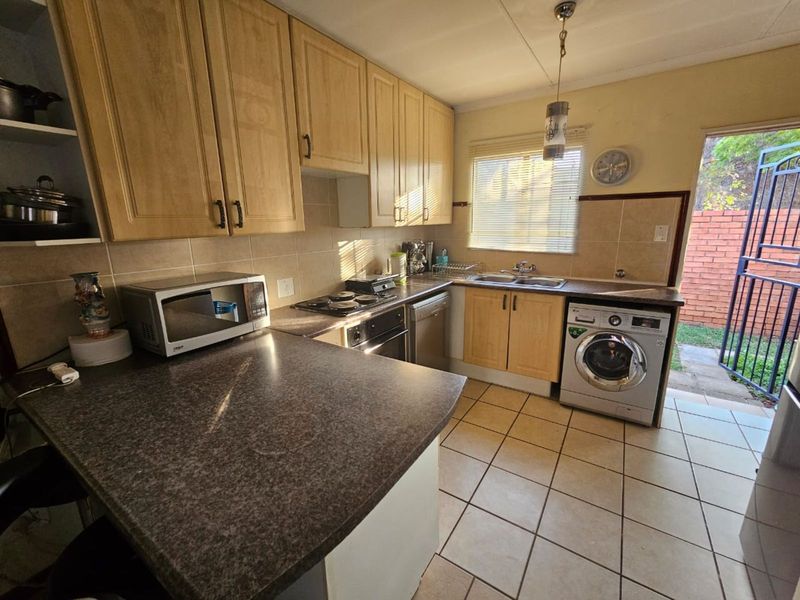 Townhouse For Sale in Equestria - Photo 8