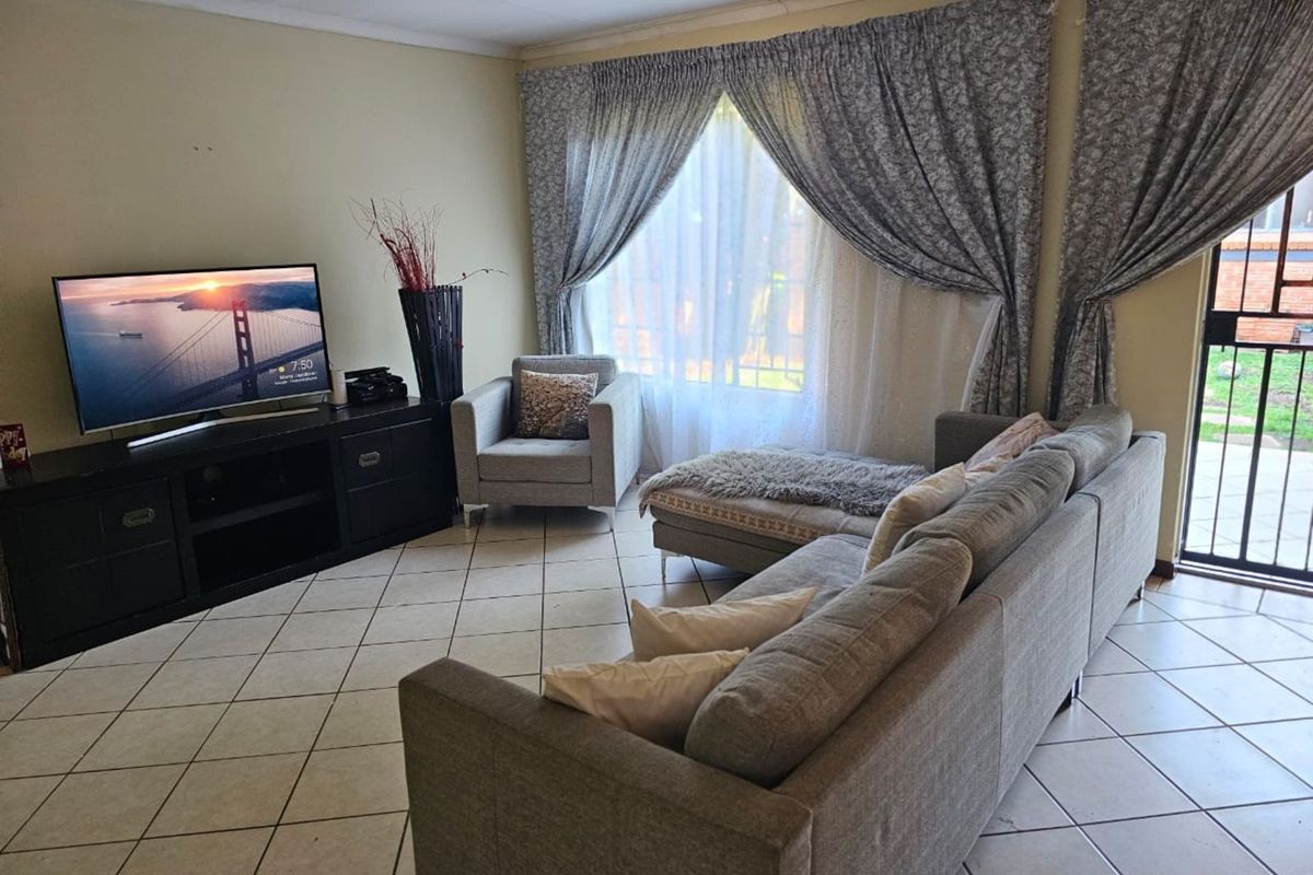 Townhouse For Sale in Equestria - Photo 4