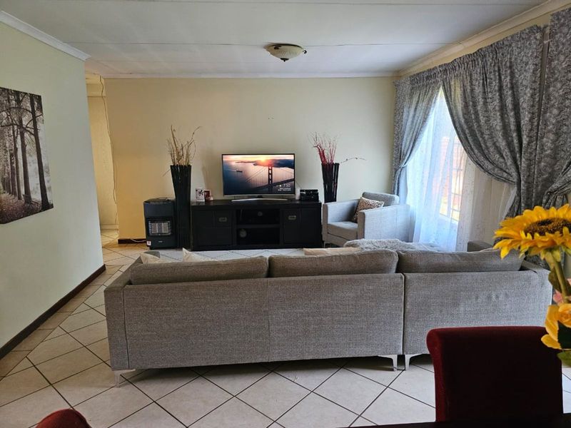 Townhouse For Sale in Equestria - Photo 5