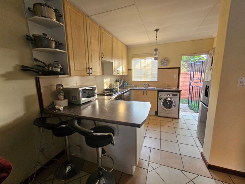 Townhouse For Sale in Equestria - Photo 7