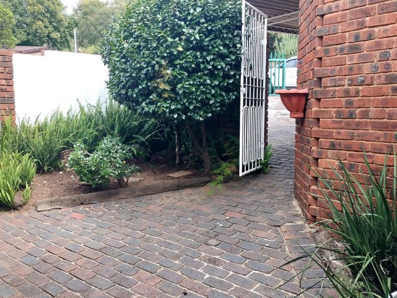 Townhouse For Sale in Constantia Kloof - Photo 2