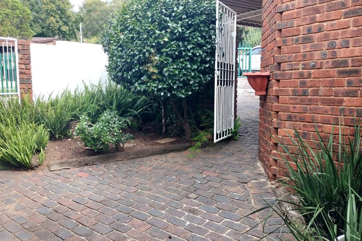 Townhouse For Sale in Constantia Kloof - Photo 2