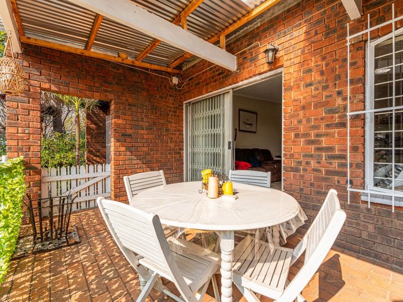 Townhouse For Sale in Constantia Kloof - Photo 1