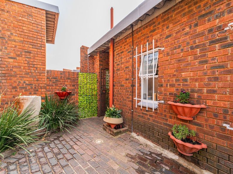 Townhouse For Sale in Constantia Kloof - Photo 2