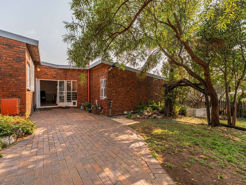 Townhouse For Sale in Constantia Kloof - Photo 3