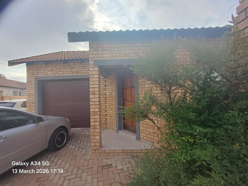 Townhouse For Sale in Meiringspark - Photo 2