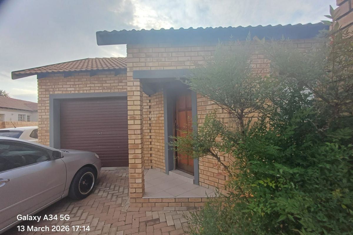 Townhouse For Sale in Meiringspark - Photo 2