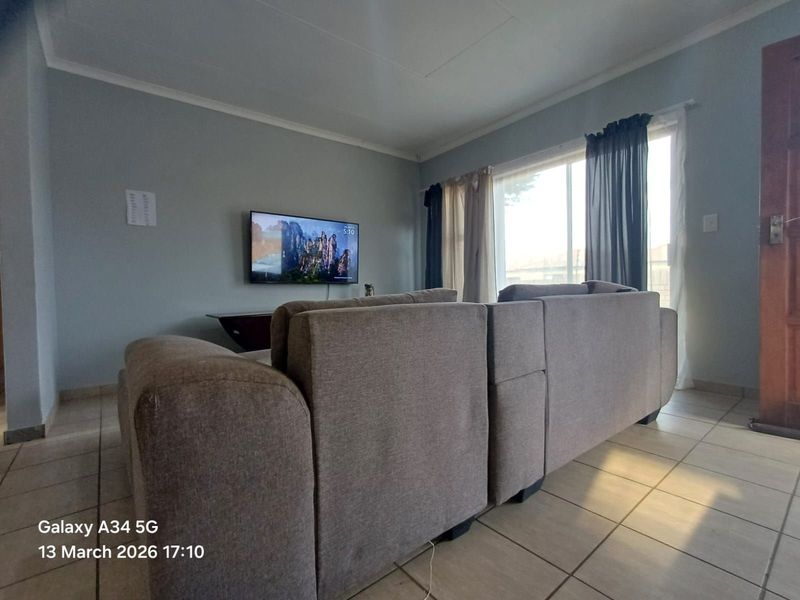 Townhouse For Sale in Meiringspark - Photo 3
