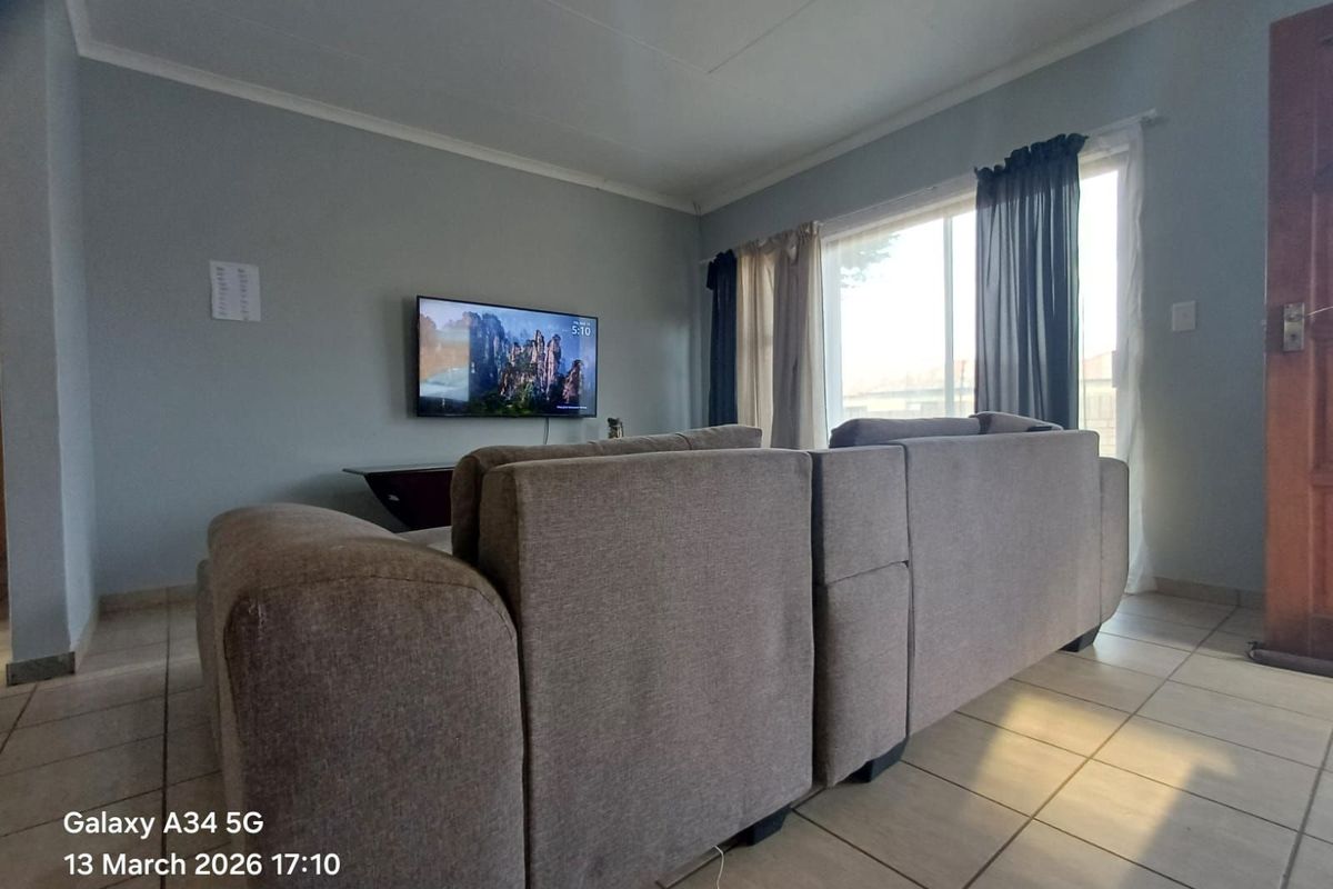 Townhouse For Sale in Meiringspark - Photo 3