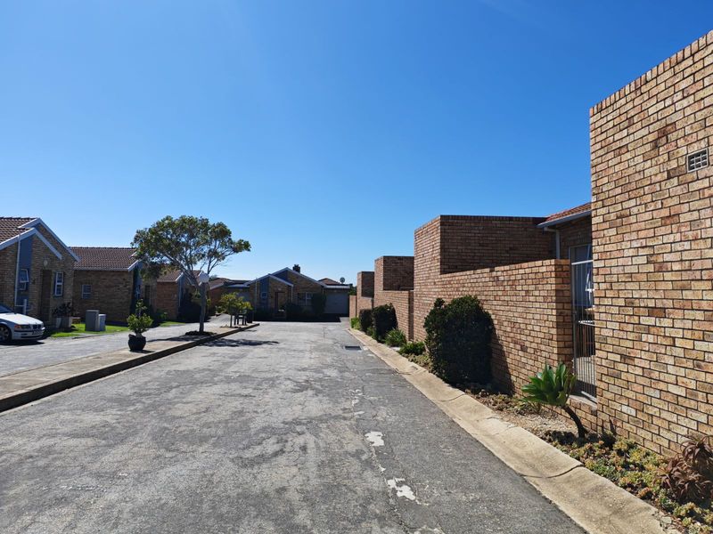 Townhouse For Sale in South End - Photo 10