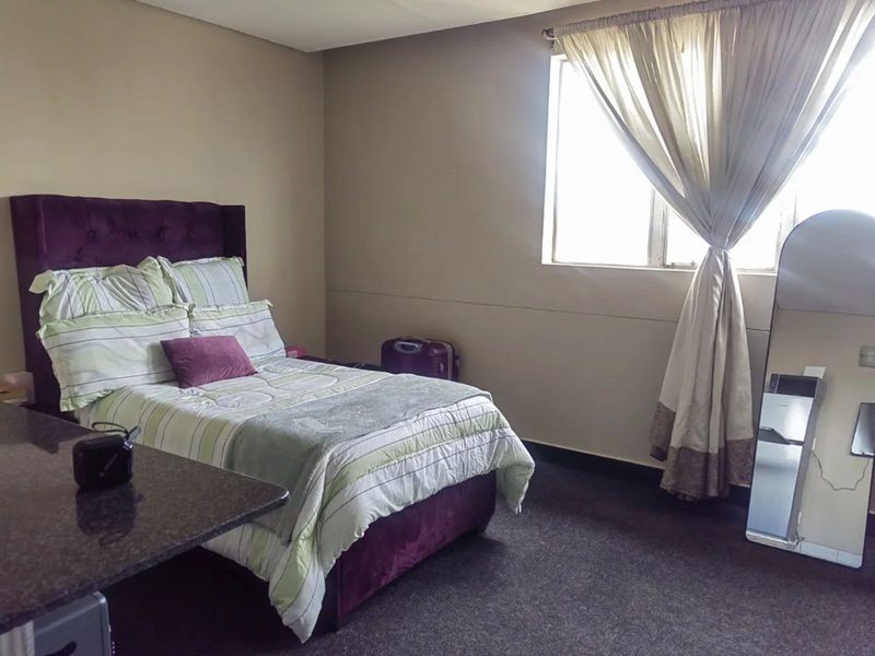 Apartment To Rent in Braamfontein - Photo 2