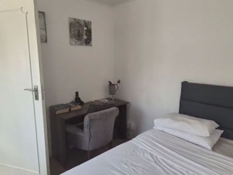 House To Rent in Parktown North - Photo 2