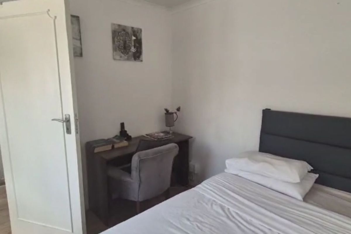 House To Rent in Parktown North - Photo 2