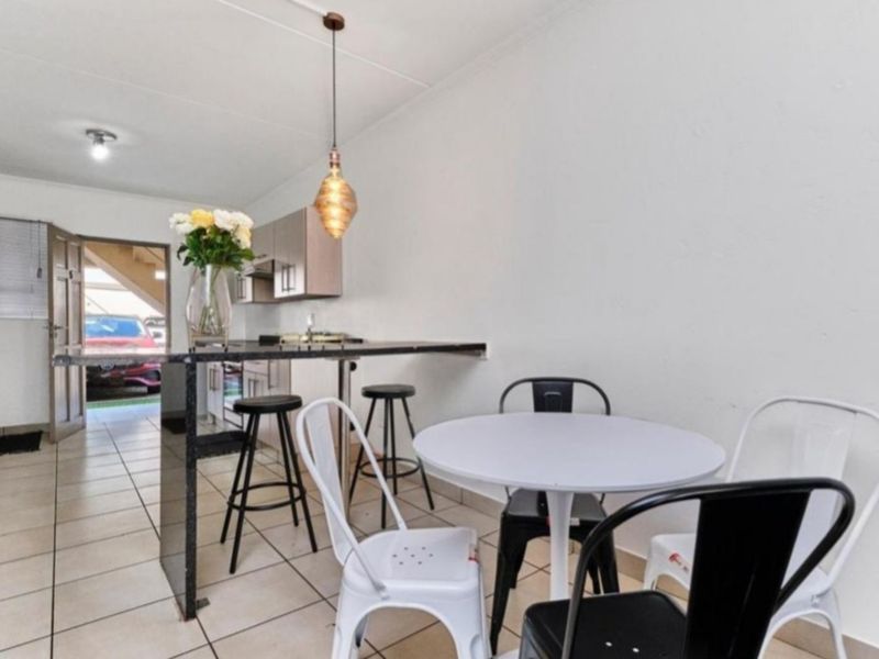 Apartment To Rent in Lonehill - Photo 2