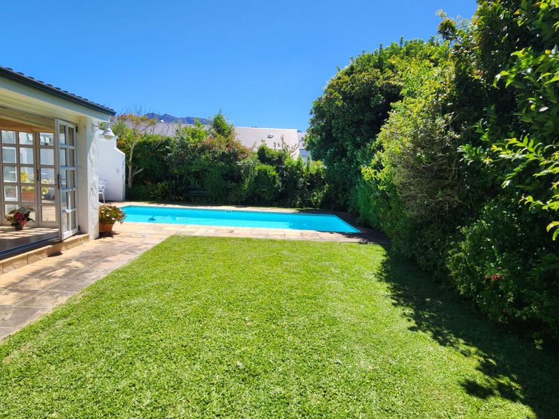 House For Sale in Constantia - Photo 2