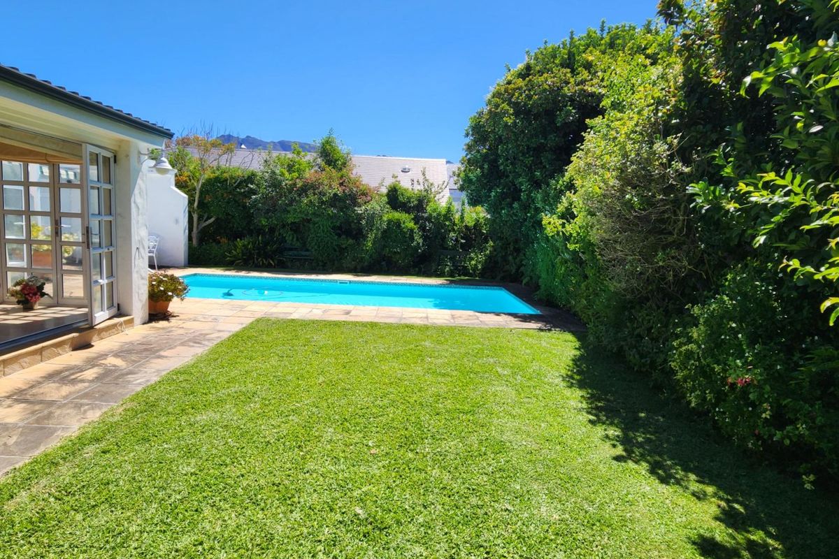 House For Sale in Constantia - Photo 2