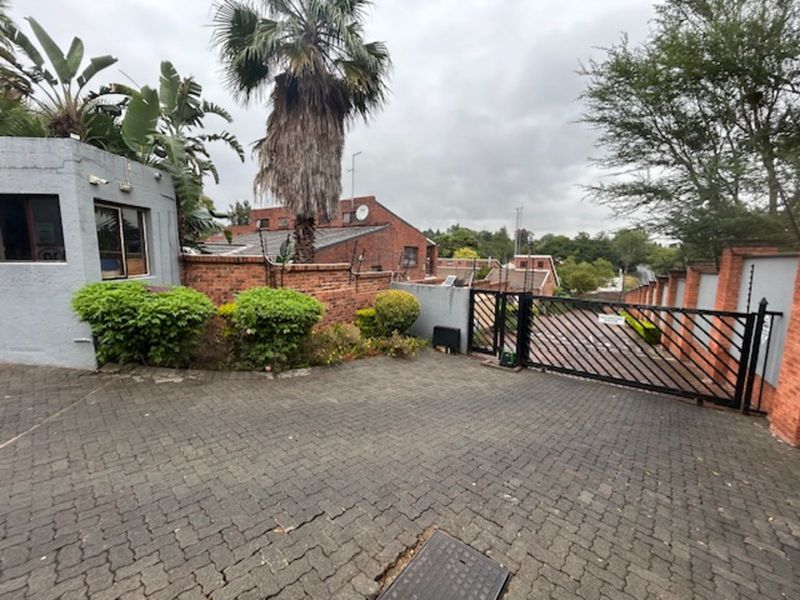 Apartment For Sale in Bryanston - Photo 2