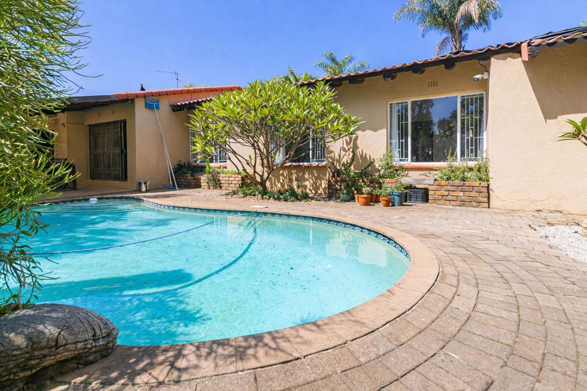 House For Sale in Weltevreden Park - Photo 5