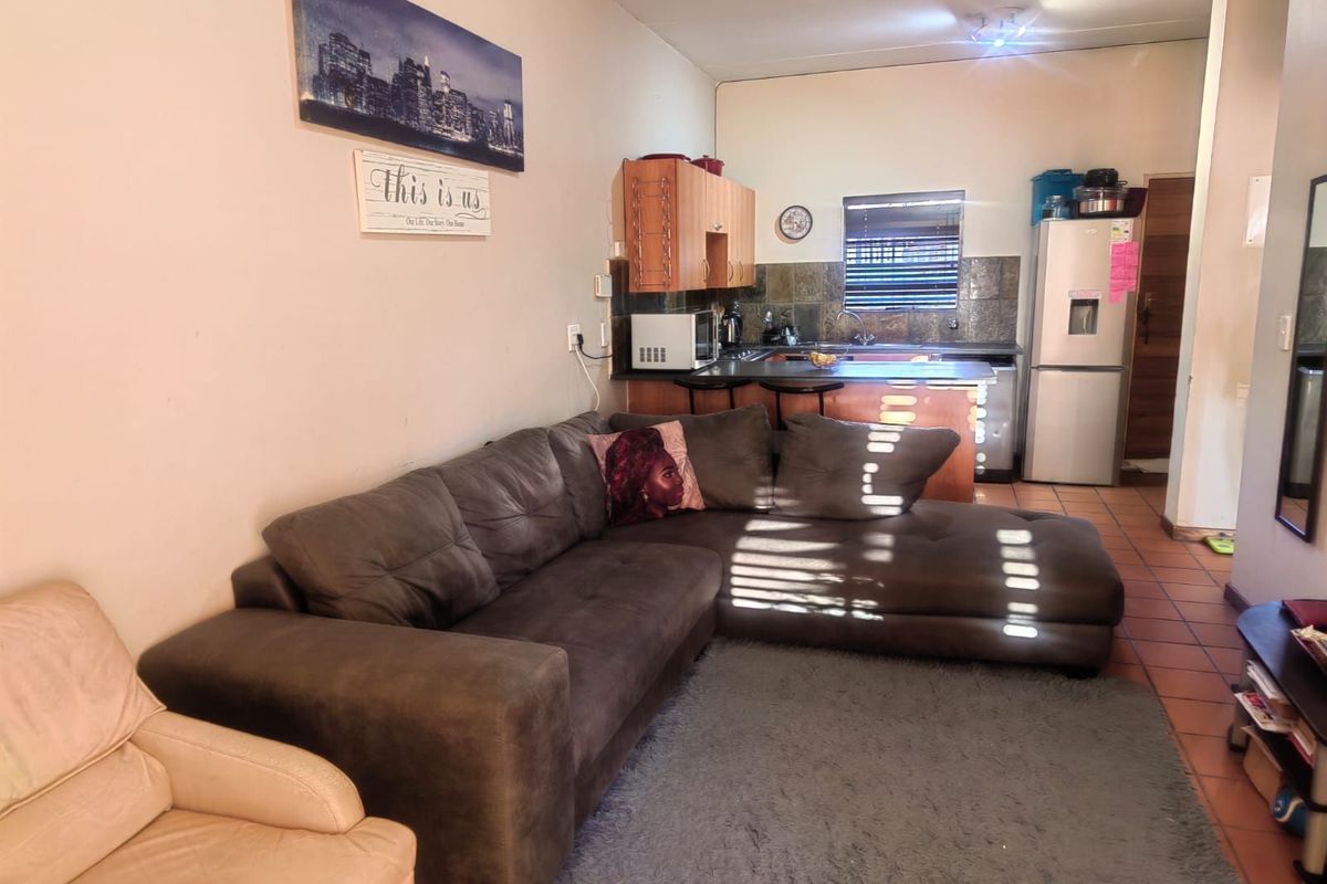 Apartment For Sale in Northgate - Photo 2