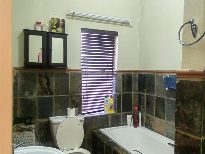 Apartment For Sale in Northgate - Photo 5