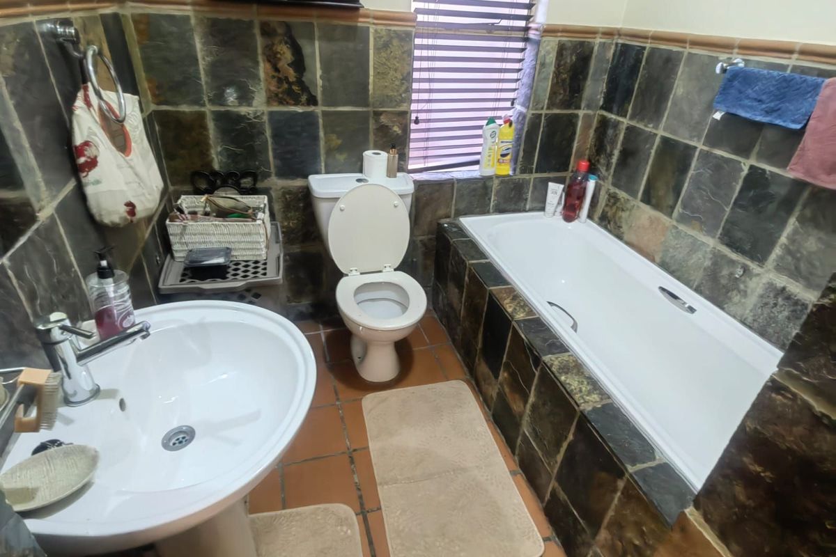 Apartment For Sale in Northgate - Photo 4