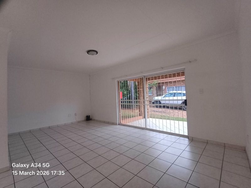 Townhouse For Sale in Doringkruin - Photo 2