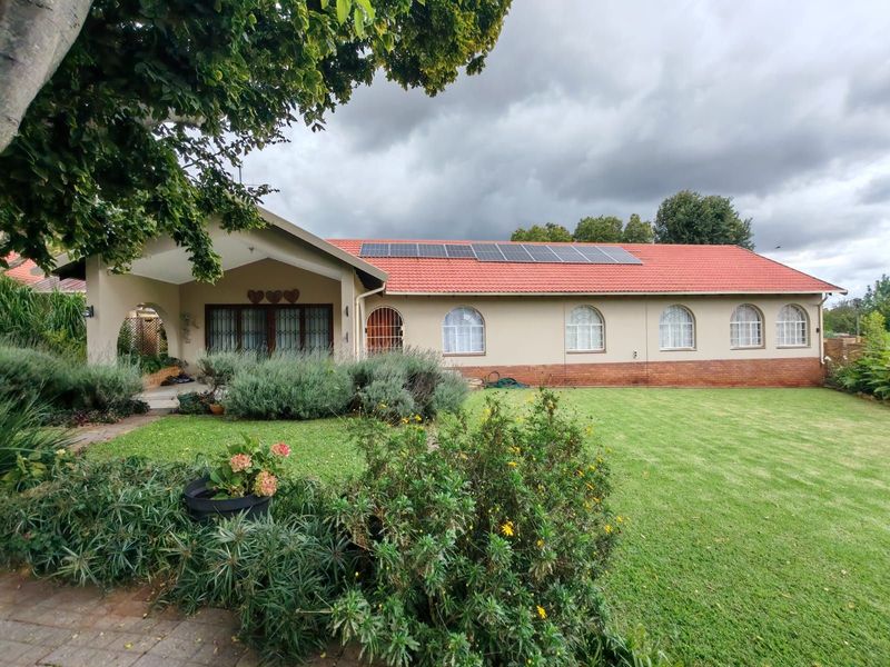 House To Rent in Clubview - Photo 2