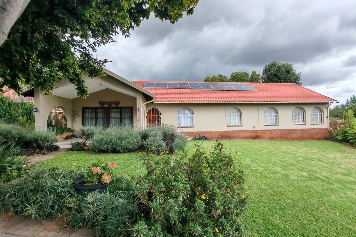 House To Rent in Clubview - Photo 2