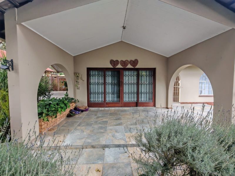 House To Rent in Clubview - Photo 3