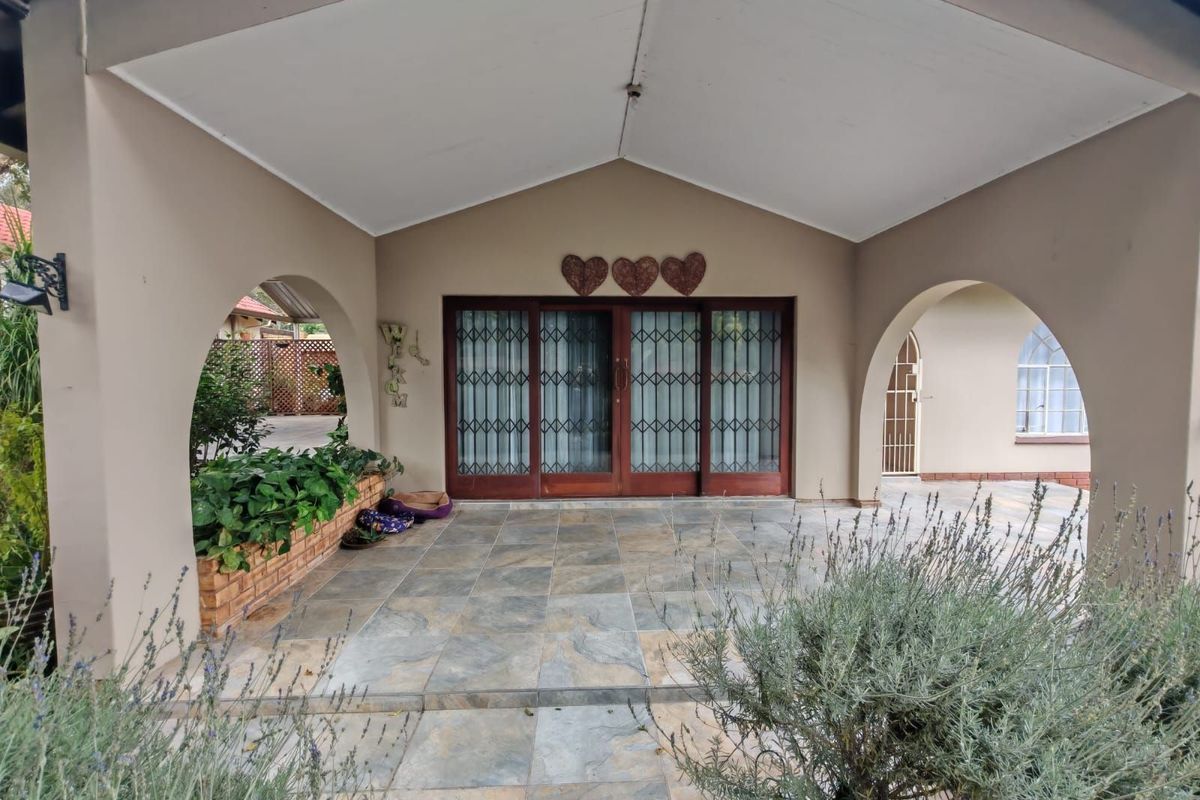 House To Rent in Clubview - Photo 3