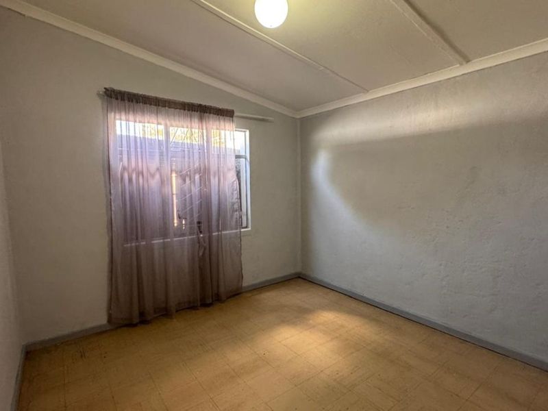 House For Sale in Beaconsfield - Photo 6