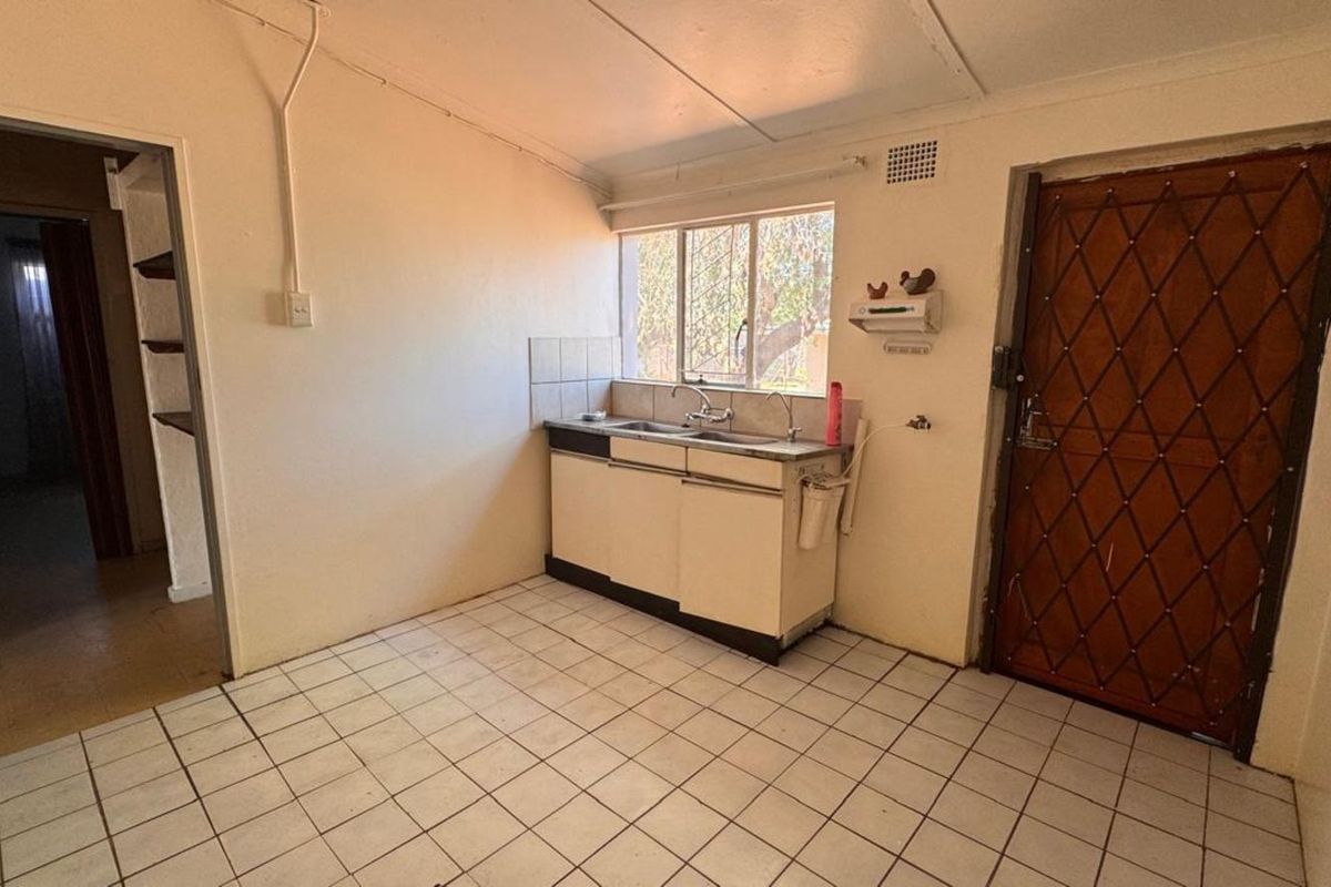 House For Sale in Beaconsfield - Photo 3