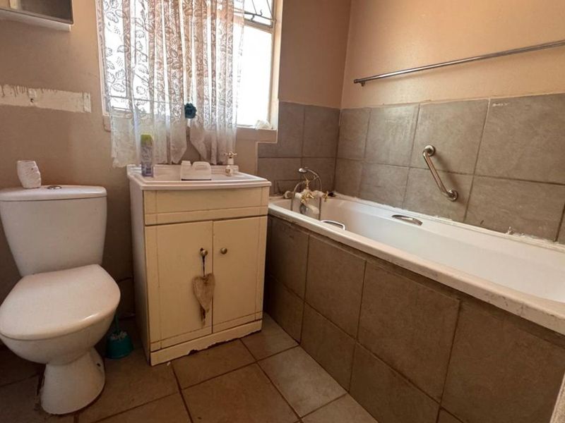 House For Sale in Beaconsfield - Photo 10