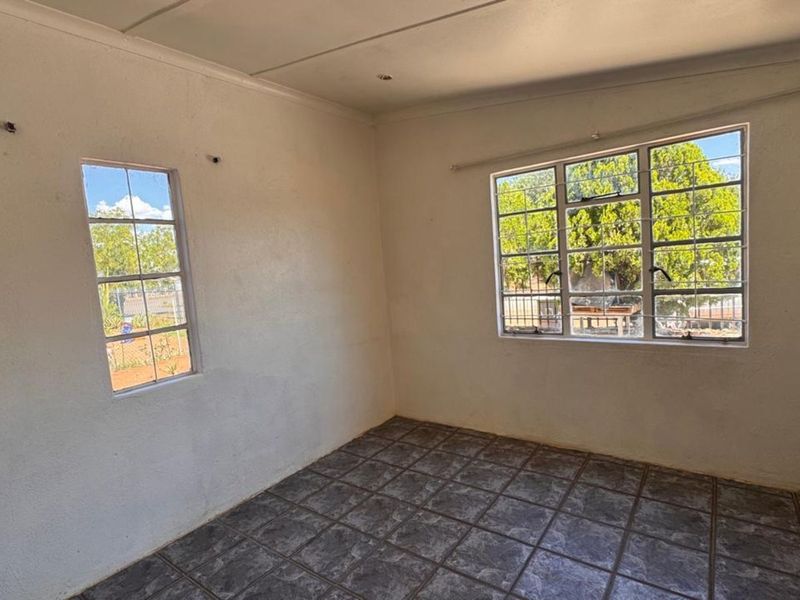 House For Sale in Beaconsfield - Photo 2