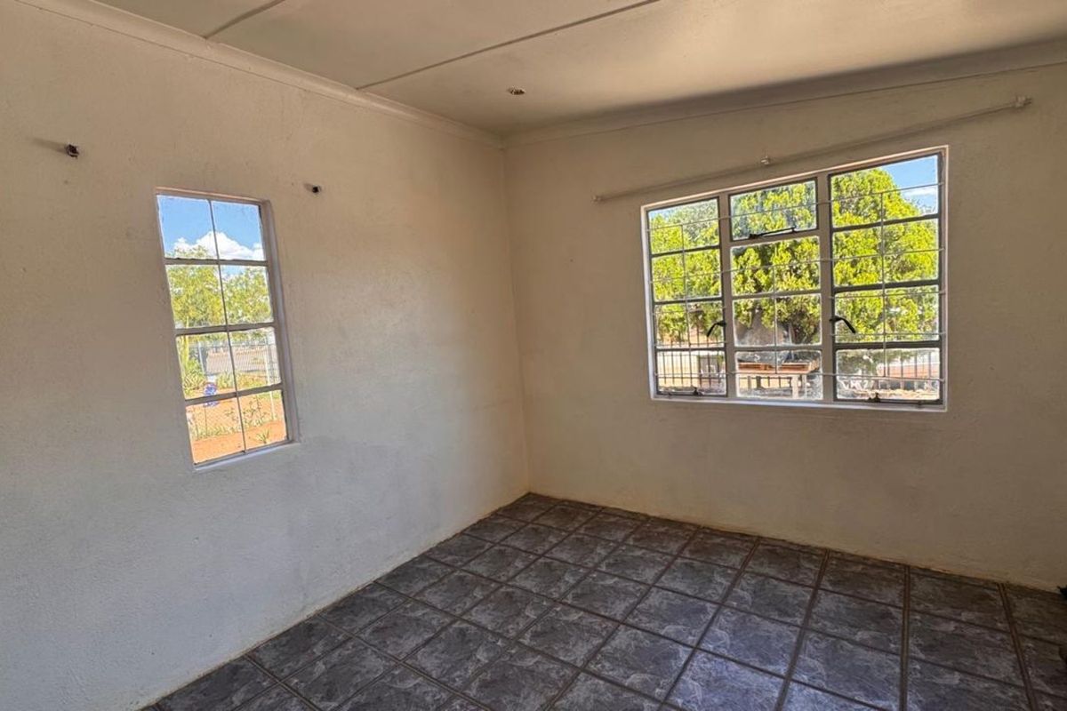 House For Sale in Beaconsfield - Photo 2