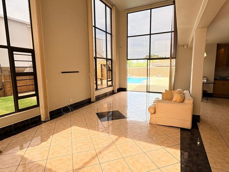 House For Sale in Roylglen Gardens - Photo 3