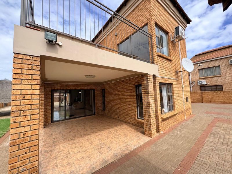 House For Sale in Roylglen Gardens - Photo 2