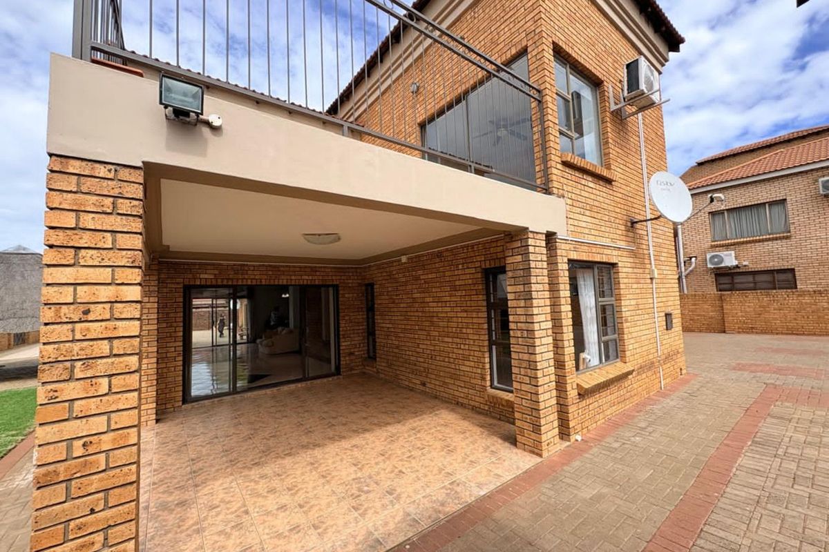 House For Sale in Roylglen Gardens - Photo 2